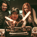 Gusta Stockler (centro) e Gabi Lopes, em cena de 'Só Olhando', filme que aborda como lidar com as frustrações