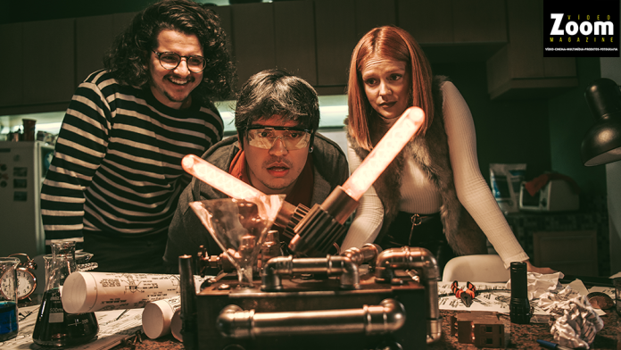 so-olhando Gusta Stockler (centro) e Gabi Lopes, em cena de 'Só Olhando', filme que aborda como lidar com as frustrações